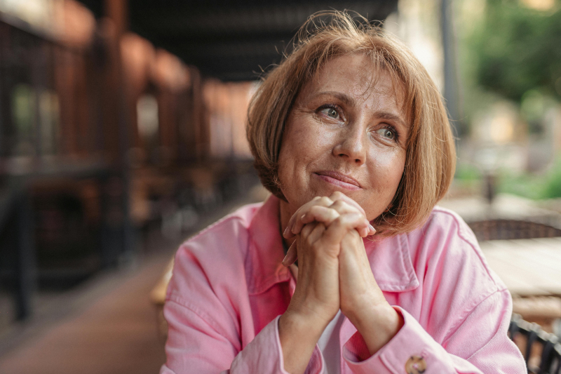 Zena u menopauzi gleda u stranu